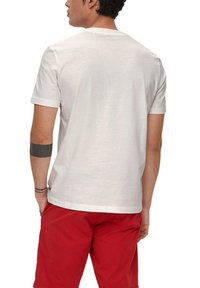 s.Oliver MIT FRONTPRINT - T-shirt imprimé - weiß