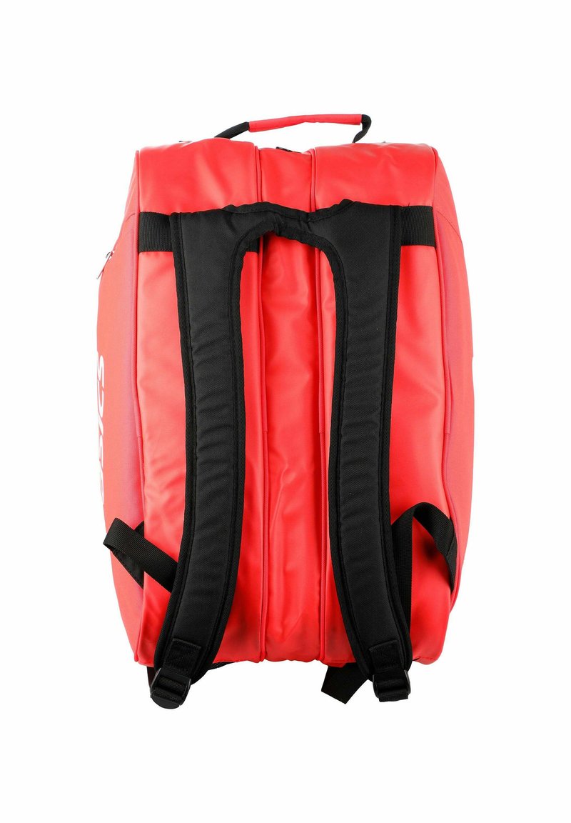 Sac à dos rectangulaire rouge avec bretelles noires rembourrées et une poignée supérieure, montré de dos sur fond blanc.