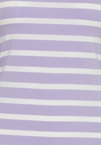 Randig topp med växlande lavendel- och vita horisontella ränder, tillverkad av mjuk bomull med en slät textur.