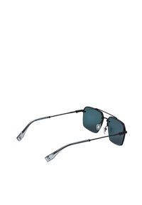 Lunettes de soleil à monture en métal noir avec verres bleu foncé, branches fines et embouts en plastique transparent, présentées de profil sur fond blanc.