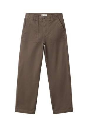 Pantalones marrones de pierna recta con grandes bolsillos delanteros, presillas para cinturón y cierre de botón en la cintura.