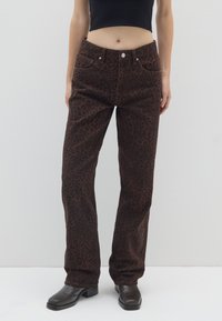 Pantaloni a stampa leopardata marrone realizzati in tessuto morbido, con gamba dritta, tasche frontali e una vita classica con chiusura a bottone.