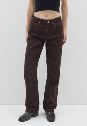 Bruine panterprint broek gemaakt van zachte stof, met een rechte pijp, voorkruiszakken en een klassieke tailleband met knoopsluiting.