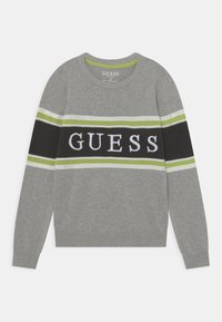 Harmaa pitkähihaisen villapaita, jossa on vihreitä ja mustia raitoja. "GUESS"-logo valkoisena keskellä. Ribbikuvioidut hihansuut ja helma.