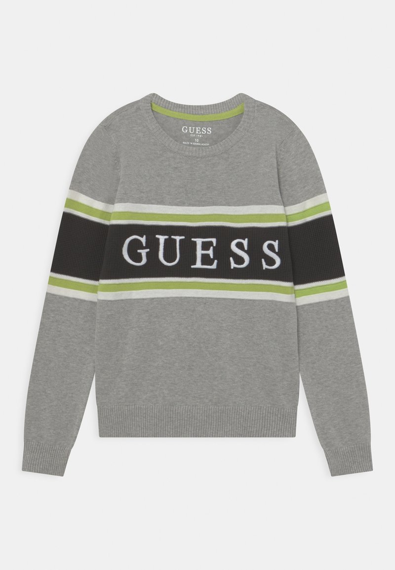 Harmaa pitkähihaisen villapaita, jossa on vihreitä ja mustia raitoja. "GUESS"-logo valkoisena keskellä. Ribbikuvioidut hihansuut ja helma.