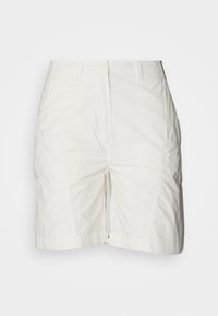 Short blanc longueur genou avec fermeture par bouton et fermeture éclair, passants pour ceinture et poches latérales, présenté sur un fond blanc uni.