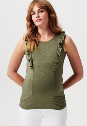 Olivi vihreä tanktoppi, jossa on röyhelökoristeita kaula-aukossa, pehmeä tekstuuri, istuva muotoilu, yhdistetty valkoisiin housuihin.