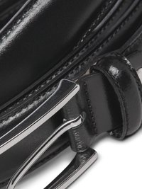 Ceinture en cuir noir avec une finition brillante et une boucle en métal. Comprend des bords cousus et une texture lisse, mettant en valeur un design épuré.
