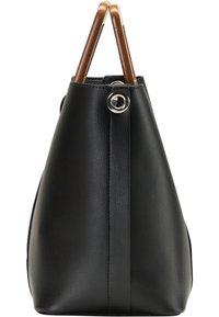 Bolsa de cuero negro con asas de madera, forma cónica y un detalle de anillo plateado. Superficie texturizada con una costura vertical en un lado.