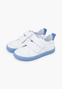 Weiße Schuhe mit blauen Akzenten, aus Leder und Textil gefertigt. Verfügt über zwei Klettverschlüsse, eine abgerundete Zehenpartie und genähte Details an der Sohle.
