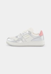 Sneaker argento e bianco con una texture liscia, caratterizzato da un accento rosa nel tallone, chiusura con lacci e un pannello laterale decorato.