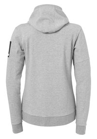 Sweatshirt gris avec capuche, présentant des poignets et un ourlet côtelés, conçu avec une poche sur la manche gauche inclinée.