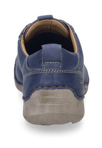 Námornícky kožený pohovor s kulatým podpatkem, béžovým interiérem, dekorativním prošíváním a strukturovanou gumovou podešví. Zadní pohled zdůrazňuje tvar a materiál.