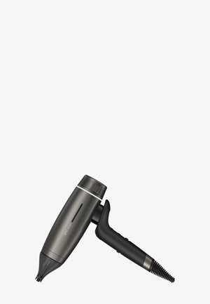 Föhn met een metallic grijze cilinder, zwart ergonomisch handvat en smalle mondstukopzetstuk, afgebeeld tegen een witte achtergrond.