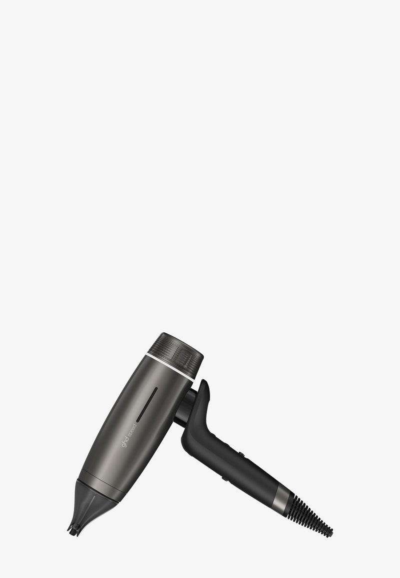 Sèche-cheveux avec corps métallique gris, poignée ergonomique noire et embout étroit, présenté sur un fond blanc.