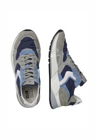 Baskets combinant des matériaux bleu marine, gris et bleu clair, avec des dessus en daim texturé et en nylon, des accents blancs et une semelle noire.