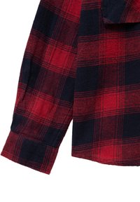 Rode en marineblauwe geruite flanellen shirt met lange mouwen, knoopmanchetten en een zachte, gestructureerde stof met vierkantpatronen.