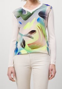 Mehrfarbiger Oberteil mit einem lebhaften abstrakten Design, das einen lockeren Schnitt, kurze Ärmel und ribbelige Details in Off-White aufweist.