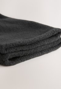 Sötétszürke polár takaró, összehajtva, puha tapintású és tiszta éllel, látható minták vagy hardver részletek nélkül.