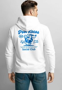 Weißer Kapuzenpullover mit einem blauen Grafikdesign auf der Rückseite, featuring den Text "Poor Locos" und einer Illustration eines Hundes mit einem Rettungsring.