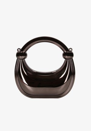 Glanzende zwarte, afgeronde handtas met stevige boogvormige handgreep en strak minimalistisch ontwerp, gefotografeerd tegen een witte achtergrond.