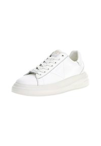 Baskets en cuir blanc avec un bout arrondi, un laçage à l'avant et une semelle épaisse blanche. Présente des détails de logo discrets sur le côté et la languette.