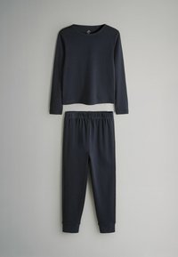 Donkerblauwe lange mouwen top en bijpassende joggerbroeken van zachte stof. De top heeft een ronde halslijn; de broek heeft een elastische tailleband.