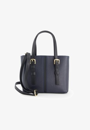 Kleine marineblaue Lederhandtasche mit oben angesetzten Tragegriffen, verstellbarem Schulterriemen und goldenen Schnallenakzenten, auf weißem Hintergrund präsentiert.