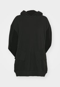 Svart överdimensionerad huvtröja med dragsko i huven, sidofickor, två framfickor och ribbade ärmslut och fåll. Slät tygtextur.