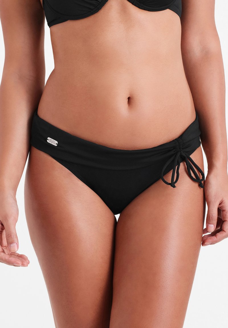 Bas de bikini noir avec une taille froncée, des liens ajustables sur les côtés et un petit logo métallique sur le devant. Texture de tissu lisse.