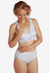 Ljusgrå bh med spetskanter och breda axelband, parat med matchande ljusgrå höga trosor. Båda plaggen har en jämn textur.