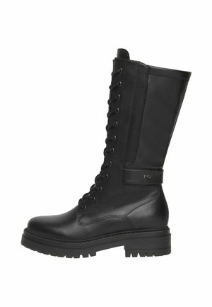 Bottes de combat en cuir noir avec lacets sur le côté, semelle robuste, hauteur mi-mollet et une petite sangle de marque près de la cheville.