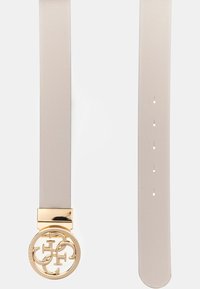 Cintura in pelle beige con una texture liscia, dotata di una fibbia rotonda in tonalità dorata impreziosita da un logo multilettera in rilievo. Regolabile con più fori.