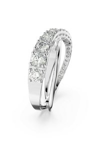 Två sammanflätade silverringar, prydda med glittrande klara ädelstenar, visar elegant en modern design på en vit bakgrund.