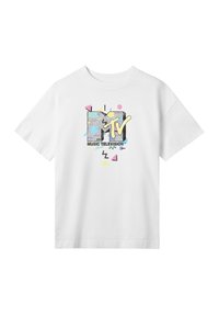 Vit bomullströja med en färgglad MTV-grafik som har geometriska former och texturer, inklusive ett svart prickigt mönster och detaljer.