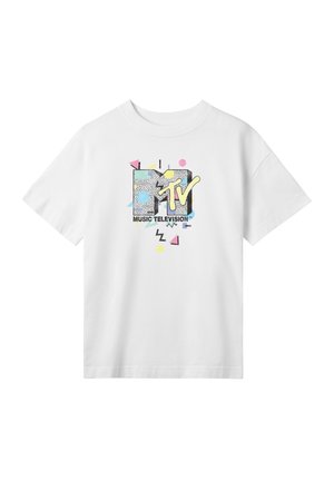 Biała bawełniana koszulka z kolorową grafiką MTV, zawierającą geometryczne kształty i tekstury, w tym czarny wzór w plamki oraz akcenty.
