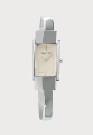 Reloj de pulsera rectangular plateado Calvin Klein con esfera beige minimalista y manecillas plateadas de hora y minuto sobre una correa metálica pulida.