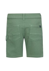Pantaloni cargo verdi in cotone, dotati di due tasche posteriori, una tasca laterale e un'etichetta sulla tasca destra. Tessuto liscio, lunghezza a metà coscia.