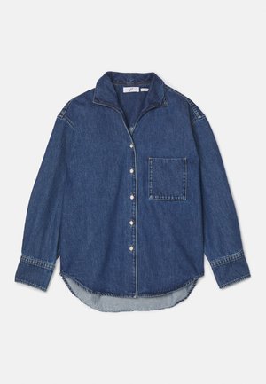 Chemise en denim bleu foncé avec un col, fermeture à boutons, poche poitrine unique et manches longues avec un ourlet arrondi. Texture douce.