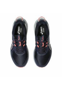 Une paire de chaussures de course Asics bleu marine avec des accents oranges, dessus en tissu en maille et lacets, vue de dessus sur fond blanc.