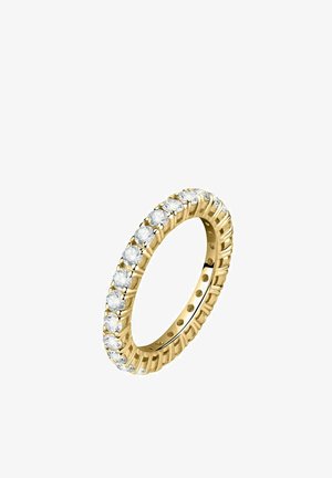 Anello in oro con pietre di rhinestone trasparenti e rotonde incastonate in una montatura a griffe, con un bordo esterno testurizzato e un design interno circolare.
