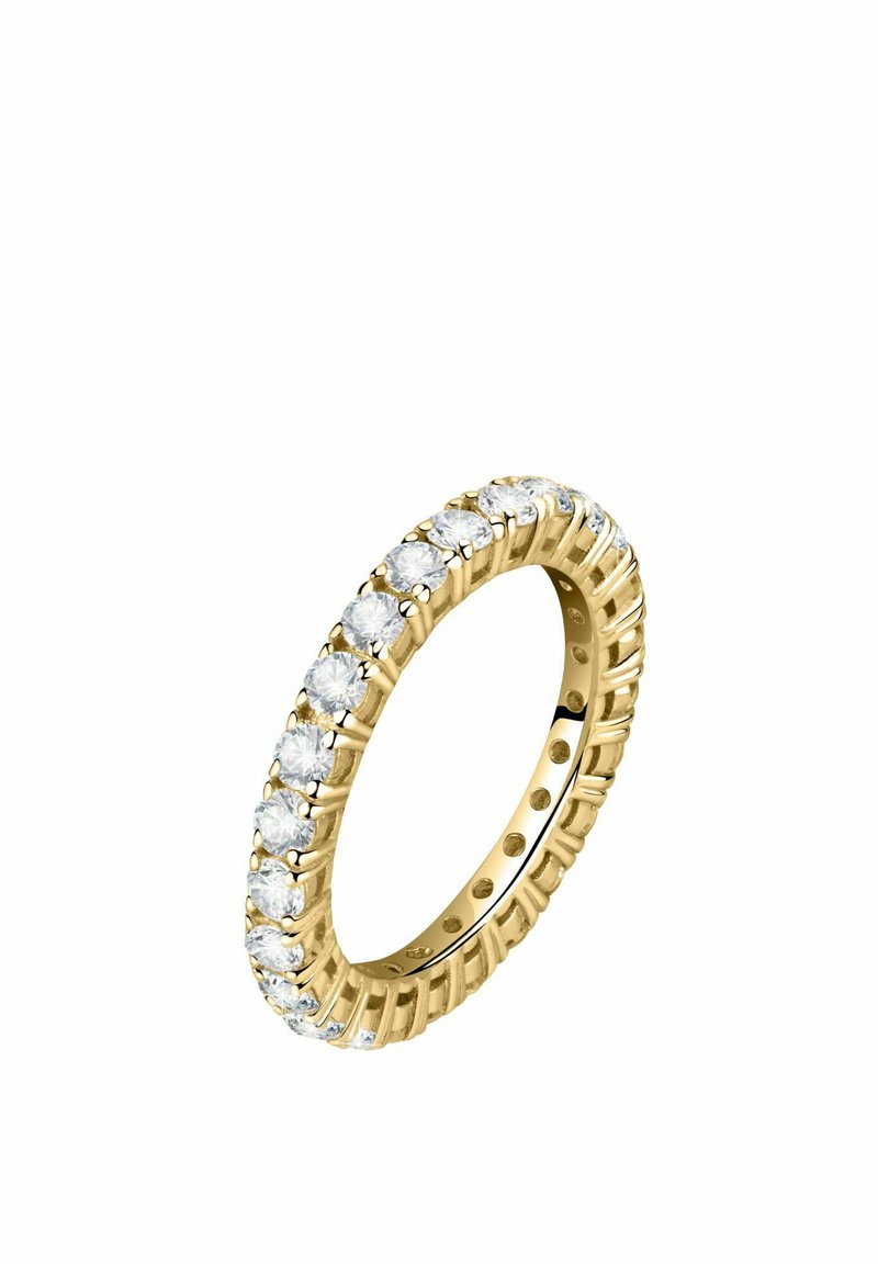 Anello in oro con pietre di rhinestone trasparenti e rotonde incastonate in una montatura a griffe, con un bordo esterno testurizzato e un design interno circolare.