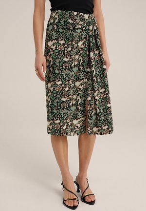 Knælang nederdel med blomsterprint i grønne, beige og brune toner, med slå-om-design og frontslids. Stoffet har en blød tekstur.