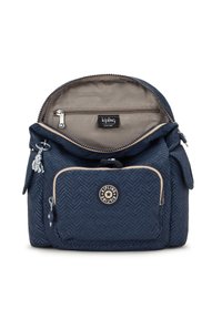 Sac à dos Kipling bleu marine avec poche avant zippée, poches latérales, compartiment principal ouvert montrant un intérieur beige et une poche intérieure zippée.