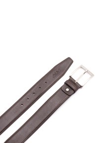 Cintura in pelle marrone con una texture liscia, fibbia in metallo argentato e cuciture decorative. Dotata di più fori per la regolazione.