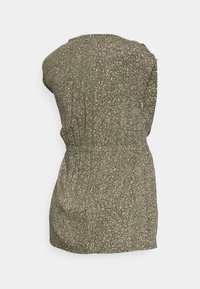 Vestido curto sem mangas em tecido verde com padrão floral em rosa e castanho, apresentando uma cintura elástica e um corte descontraído.