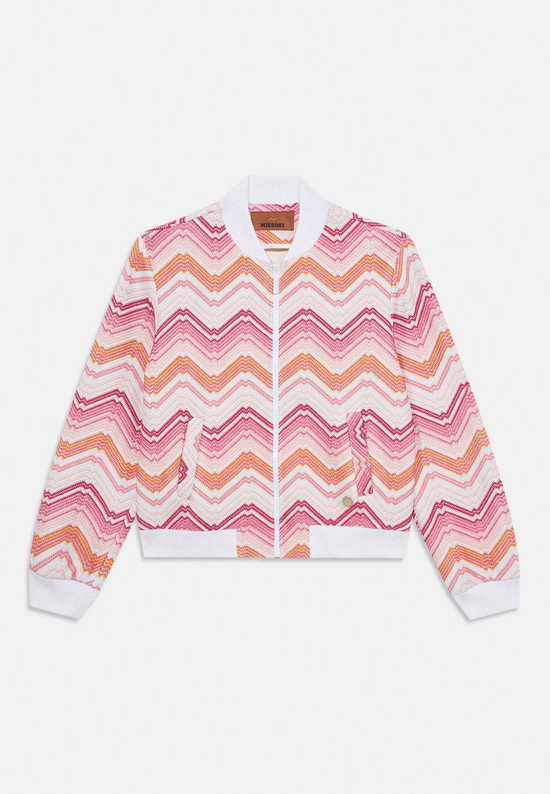 Leichte Bomberjacke mit Zickzackmuster in Pink, Orange und Weiß. Verfügt über einen FRONTZIPPER sowie gerippte weiße Bündchen und Saum.