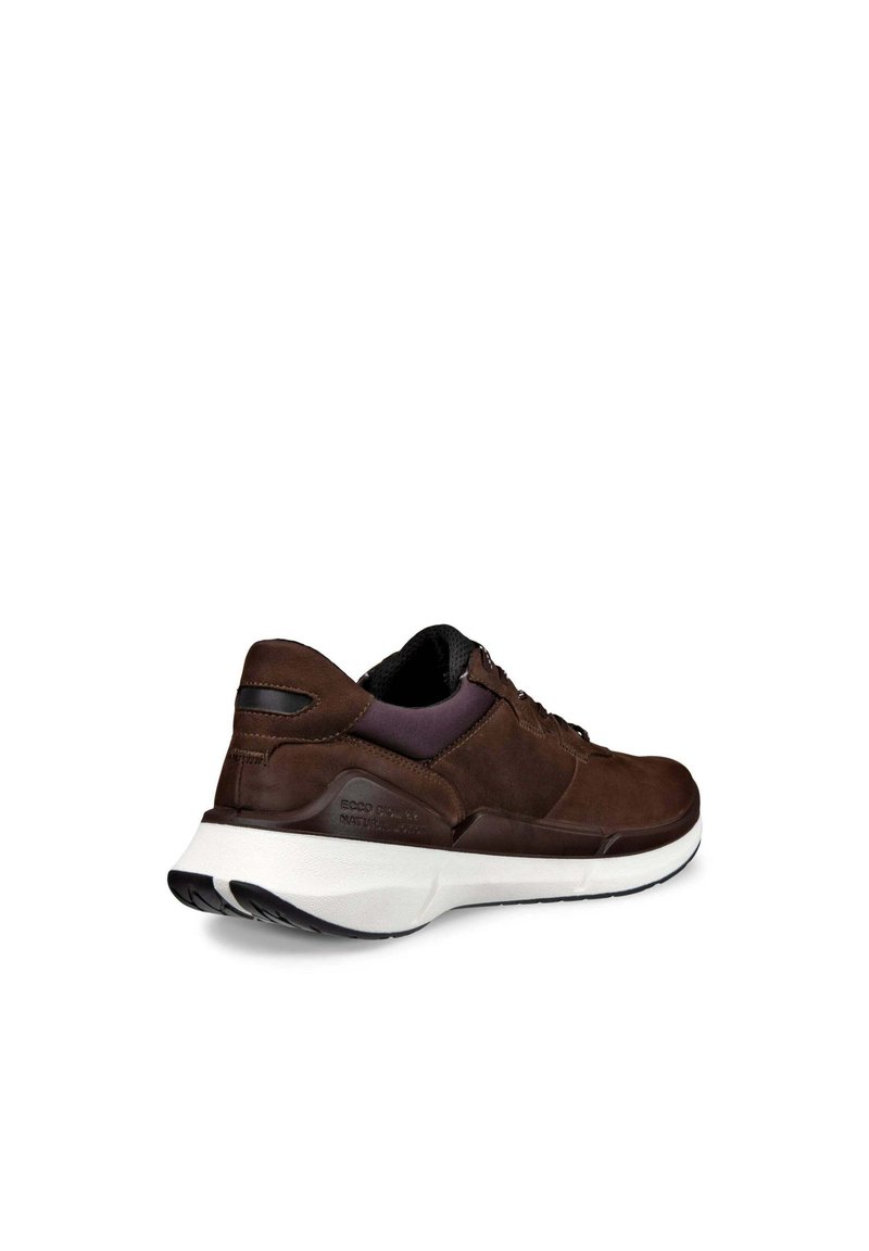 Brązowe skórzane sneakersy z białą podeszwą środkową, czarną podeszwą zewnętrzną i teksturowanymi akcentami. Posiadają sznurowany design oraz wyściełany kołnierz dla komfortu.