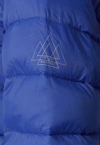 Modra napihnjena jakna z materiali v obliki kvadrata. Vključuje zlat logotip gore z napisom "RESPECT" in "1997" spodaj. Lahka sintetična tkanina.