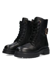 Botas de tobillo de cuero negro con acabado texturizado, puntera redonda, cierre de cordones en la parte frontal y detalle de hebilla lateral. Suela de goma negra sólida con patrón de agarre.